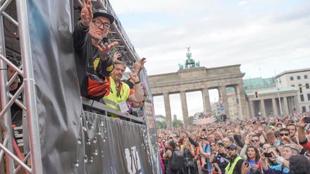Dr. Motte zieht unter dem Motto «Rave the Planet» auf seinem Wagen am Brandenburger Tor vorbei. 