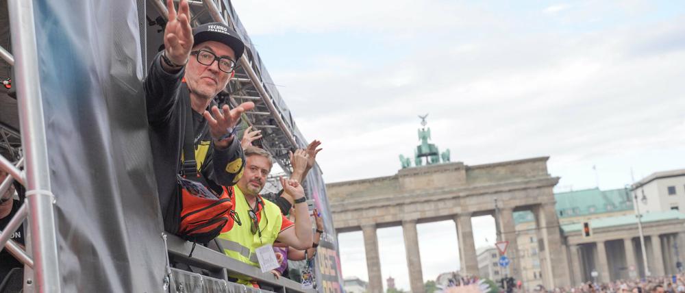 Dr. Motte zieht unter dem Motto «Rave the Planet» auf seinem Wagen am Brandenburger Tor vorbei. 
