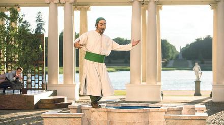 Noch tanzt Changjun Lee als Osmin auf dem Brunnen, in dem er gleich landen wird.