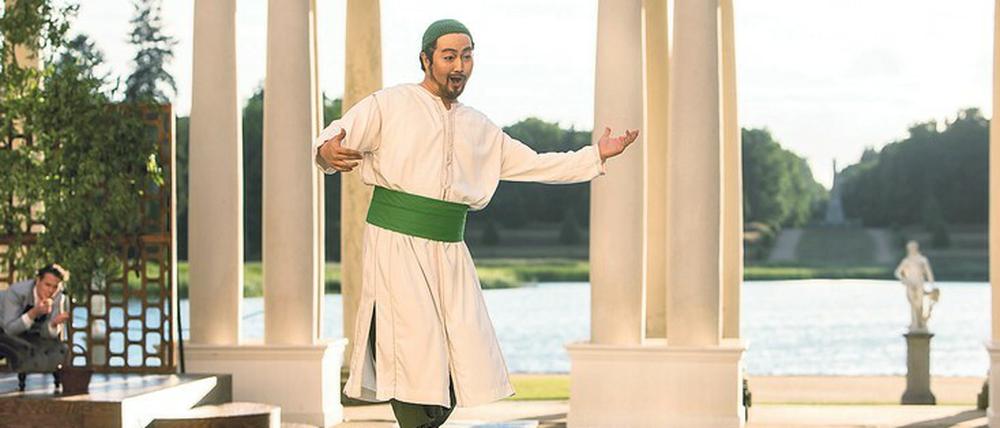 Noch tanzt Changjun Lee als Osmin auf dem Brunnen, in dem er gleich landen wird.