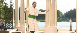 Noch tanzt Changjun Lee als Osmin auf dem Brunnen, in dem er gleich landen wird.