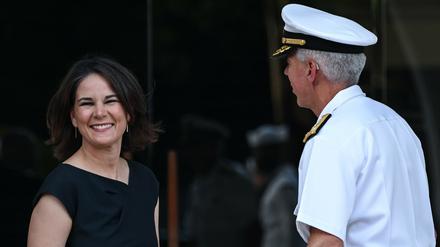 Annalena Baerbock wird am 11. Juli von Vizeadmiral Karl Thomas über den Stützpunkt der 7. US-Flotte in Yokosuka geführt.