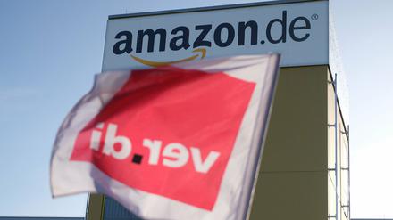 Eine Verdi-Fahne an einem Zaun des Logistik-Zentrums von Amazon.