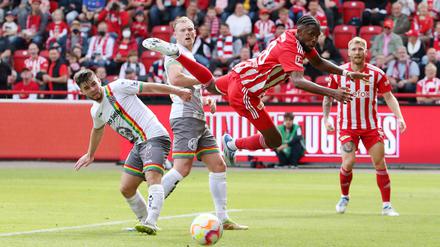 Unions Jordan Siebatcheu (2. v. re., im Zweikampf mit Ryan Burke, li.) hatte einige gute Gelegenheiten, blieb aber gegen den irischen Erstligisten Bohemian FC aus Dublin ohne Torerfolg