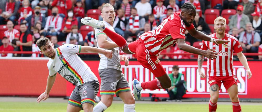 Unions Jordan Siebatcheu (2. v. re., im Zweikampf mit Ryan Burke, li.) hatte einige gute Gelegenheiten, blieb aber gegen den irischen Erstligisten Bohemian FC aus Dublin ohne Torerfolg