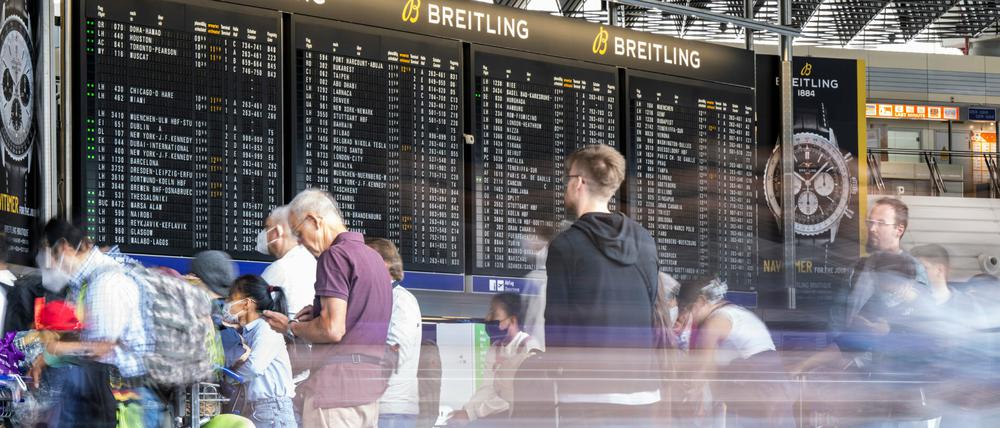 Passagiere warten auf dem Flughafen in Frankfurt am Main auf ihren Check-In. Seit Wochen kommt es aufgrund von Personalmangel an sämtlichen deutschen Flughäfen zu teils chaotischen Szenen.