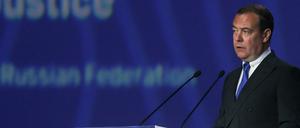 Medwedew spricht am 30. Juni auf dem 10. St Petersburg International Legal Forum.