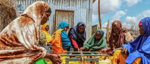 Frauen, die durch die Dürre vertrieben wurden, stehen im Lager Kaam Jiroon für Binnenvertriebene Schlange, um Wasserbehälter zu füllen. Eine beispiellose vierte ausgebliebene Regenzeit mit katastrophalem Hunger, Krankheit und Vertreibung hat Somalia in eine Krise gezwungen.