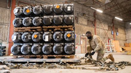 Ein US-Soldat verlädt Munition für die Ukraine. 