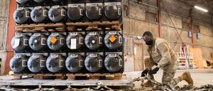 Ein US-Soldat verlädt Munition für die Ukraine. 