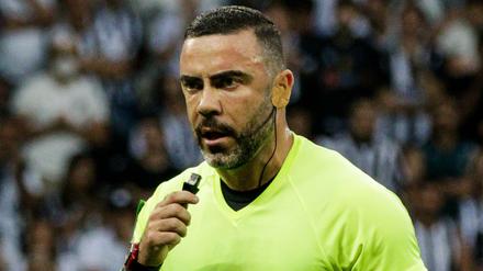 Der Schiedsrichter Igor Benevenuto könnte auch für die WM in Katar nominiert werden.