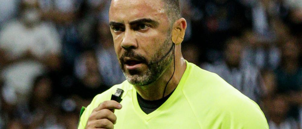 Der Schiedsrichter Igor Benevenuto könnte auch für die WM in Katar nominiert werden.