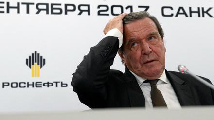 Altkanzler Gerhard Schröder bei einer Konferenz in St. Petersburg 2019.