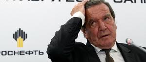 Altkanzler Gerhard Schröder bei einer Konferenz in St. Petersburg 2019.
