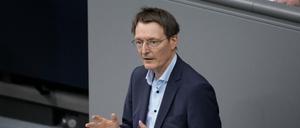 Gesundheitsminister Karl Lauterbach SPD bei seiner Rede in der Debatte zur Stärkung des Schutzes der Bevölkerung gegen Corona im Bundestag