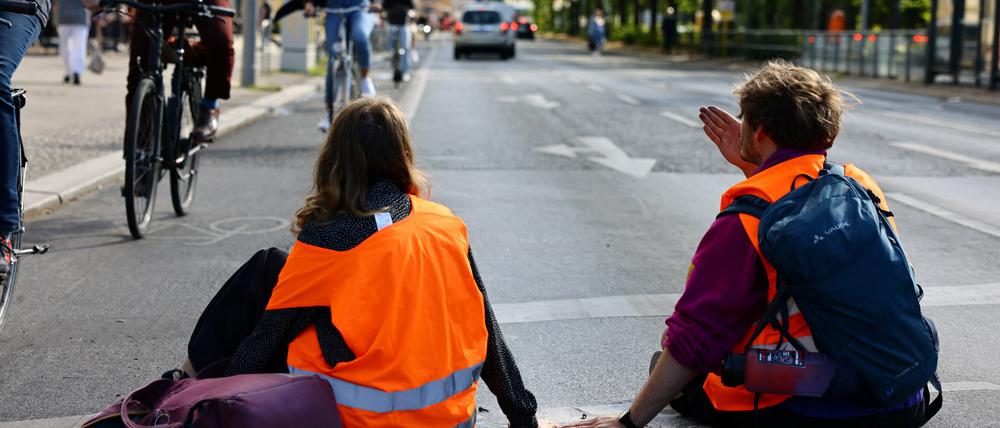 Sitzen, damit es weitergeht: Mitglieder der "Letzten Generation" bei einem Protest am 6. Juli in Berlin.