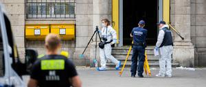 Beamte der Kriminaltechnik sind im Bezirk Wilmersdorf in der Uhlandstraße an einer Postbankfiliale im Einsatz.