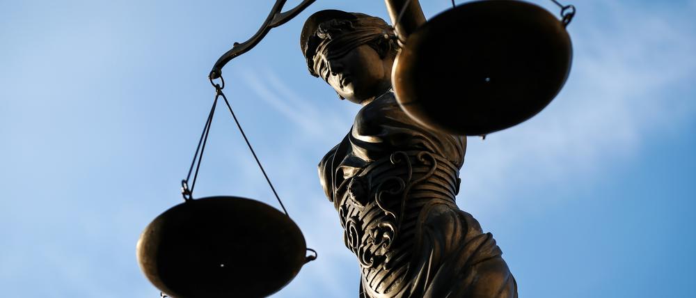 „Wir hatten einen heißen Tipp bekommen, dass jede Menge Schwarzgeld in der Küche unter der Dunstabzugshaube versteckt sei“, sagte einer der mutmaßlichen Räuber am Montag vor dem Landgericht.