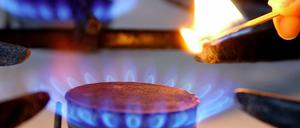 Für Strom, Gas und Erdöl müssen Verbraucherinnen und Verbraucher immer mehr Geld ausgeben.