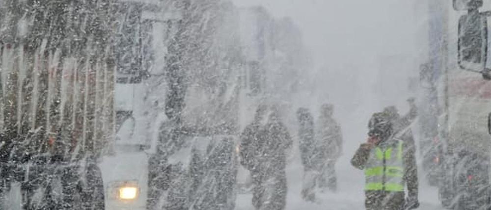 Lastwagen stehen im Schneegestöber in Chile.