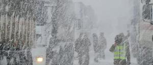 Lastwagen stehen im Schneegestöber in Chile.