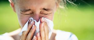 Ein Mädchen putzt sich die Nase (Symbolbild).