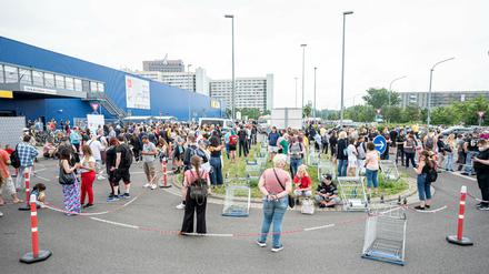 Im Juli 2021 bildet sich eine lange Schlange vor der mittlerweile geschlossenen Impfstation an der Ikea-Filiale Lichtenberg.