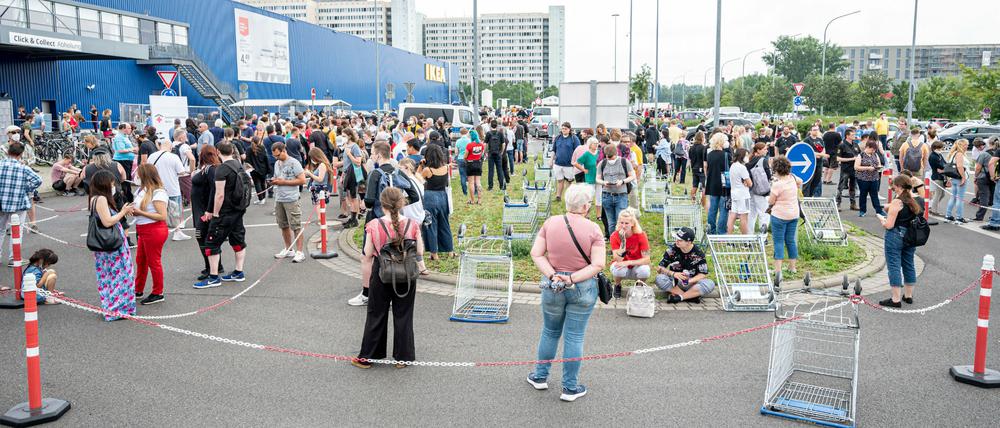 Im Juli 2021 bildet sich eine lange Schlange vor der mittlerweile geschlossenen Impfstation an der Ikea-Filiale Lichtenberg.