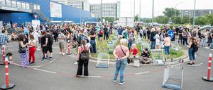 Im Juli 2021 bildet sich eine lange Schlange vor der mittlerweile geschlossenen Impfstation an der Ikea-Filiale Lichtenberg.