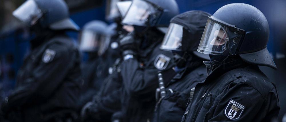 Berliner Polizisten im Einsatz am Rande einer Demonstration.
