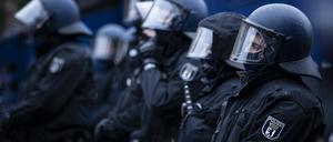 Berliner Polizisten im Einsatz am Rande einer Demonstration.
