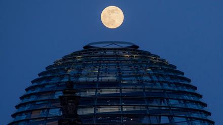 Der Mond geht als sogenannter Supermond auf, im Vordergrund ist die Kuppel des Reichstagsgebäudes zu sehen. (Archivbild)
