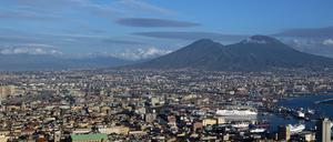 Auf diesem Archivbild von 2016 ist der Vesuv hinter der Stadt von Neapel zu sehen.