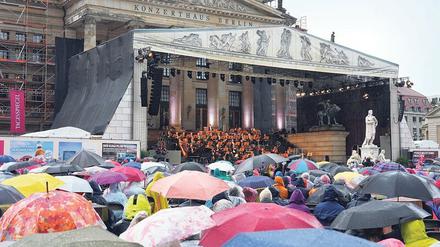 Mit Schirm und Cape: Auftakt von "Classic Open Air" am Berliner Konzerthaus. 