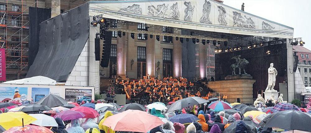 Mit Schirm und Cape: Auftakt von "Classic Open Air" am Berliner Konzerthaus.