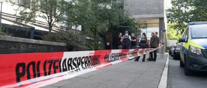 Die Polizei steht vor einem Gebäude in Stuttgart, wo sich zwei männliche Leichen befanden.