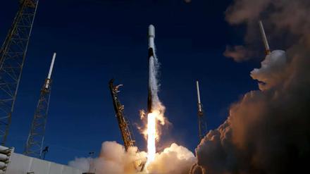 Eine Rakete vom Typ Space X Falcon startet in Cape Canaveral.