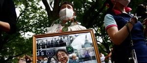 Hunderte Menschen warten vor einem Tokioter Tempel darauf, Abschied von ihrem Ex-Ministerpräsident zu nehmen.