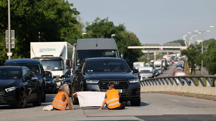 Immer wieder blockieren Klimaschutz-Aktivisten Straßen in Berlin.