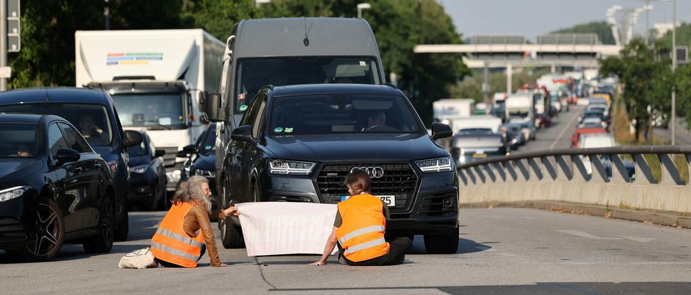 Immer wieder blockieren Klimaschutz-Aktivisten Straßen in Berlin. 