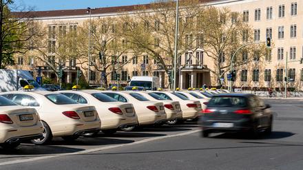 Eine geplatzte Wasserleitung führt in Tempelhof zu Verkehrseinschränkungen.