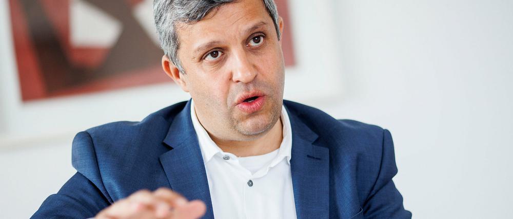 Raed Saleh, Landesvorsitzender der SPD Berlin und Vorsitzender der SPD-Fraktion im Berliner Abgeordnetenhaus, bei einem Interview mit Redakteuren der Deutschen Presse Agentur im Kurt-Schuhmacher-Haus.