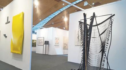 Blick in den Stand der Berliner Galerie Nothelfer, die unter anderem Arbeiten der Künstlerin Geerten Verheus zeigt.
