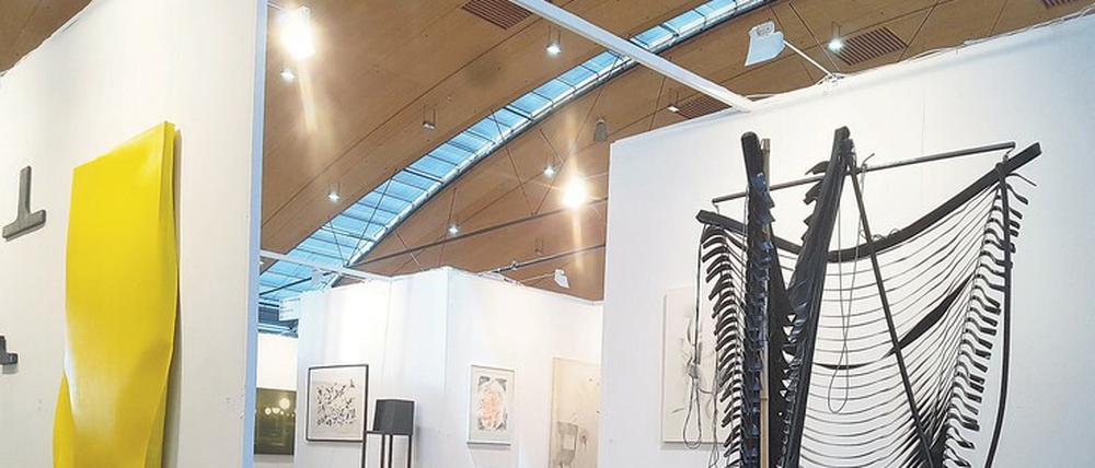 Blick in den Stand der Berliner Galerie Nothelfer, die unter anderem Arbeiten der Künstlerin Geerten Verheus zeigt.
