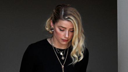Amber Heard verlässt am 1. Juni 2022 das Gerichtsgebäude von Fairfax County.