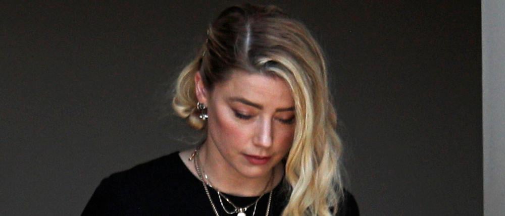Amber Heard verlässt am 1. Juni 2022 das Gerichtsgebäude von Fairfax County.