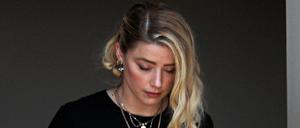 Amber Heard verlässt am 1. Juni 2022 das Gerichtsgebäude von Fairfax County.