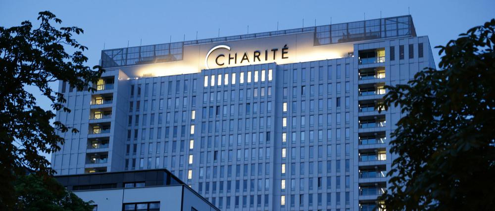 Blick auf das Bettenhaus der Charité am frühen Morgen