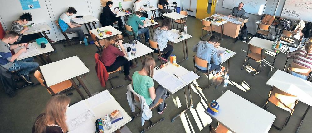 Schülerinnen und Schüler während der Abiturprüfung (Archiv).
