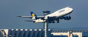 Ein Flugzeug der Lufthansa beim Start vom Flughafen Frankfurt